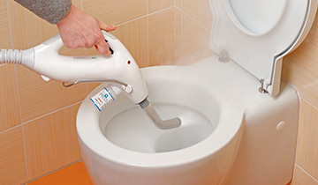 The images shows the disinfection of water with the steam of Polti Cimex Eradicator Plus