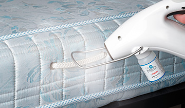 The images shows the Polti Cimex Eradicator usage on the mattress