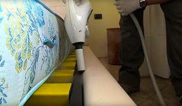 L'image montre le Polti Cimex Eradicator Plus avec l'utilisation de l'accessoire concentrateur sur la poignée