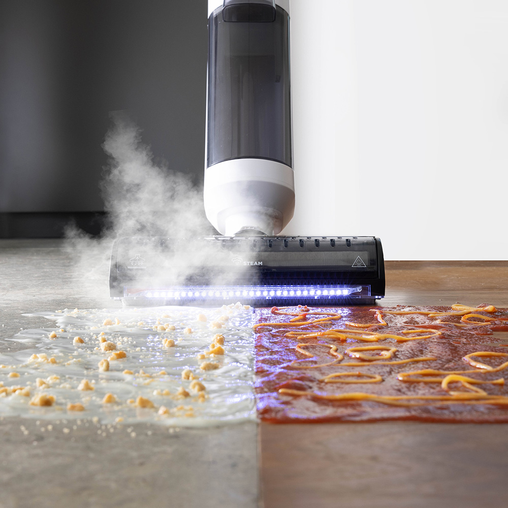 la forza pulente di Polti Rollysteam su spaghetti e yogurt a terra