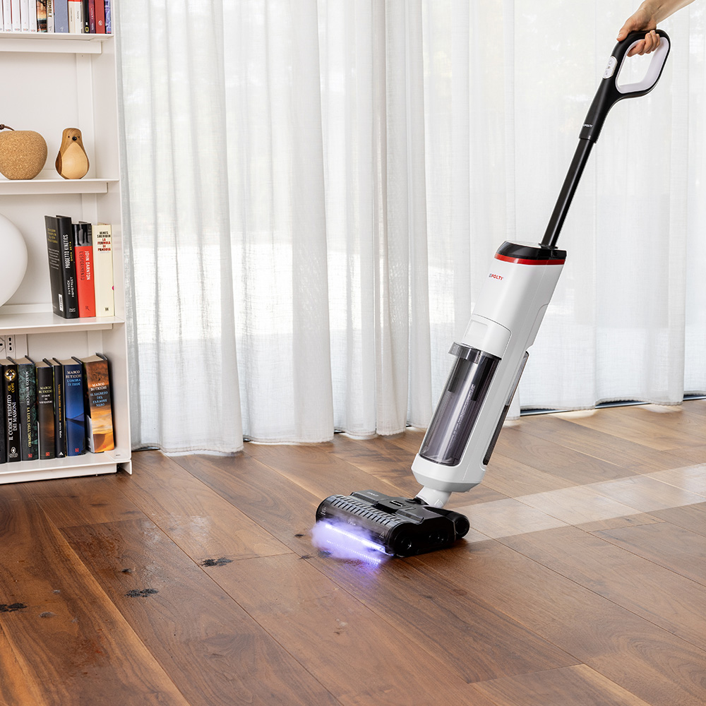 un parquet che viene pulito da Polti Rollysteam