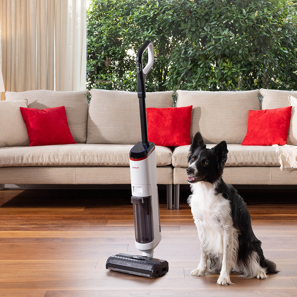 Polti Rollysteam con un cane in un salotto