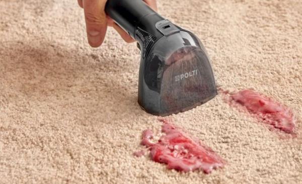 Come pulire la moquette: la guida completa con vapore e rimedi per ogni macchia