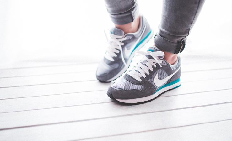 10 exercises to stay in shape while cleaning your house
