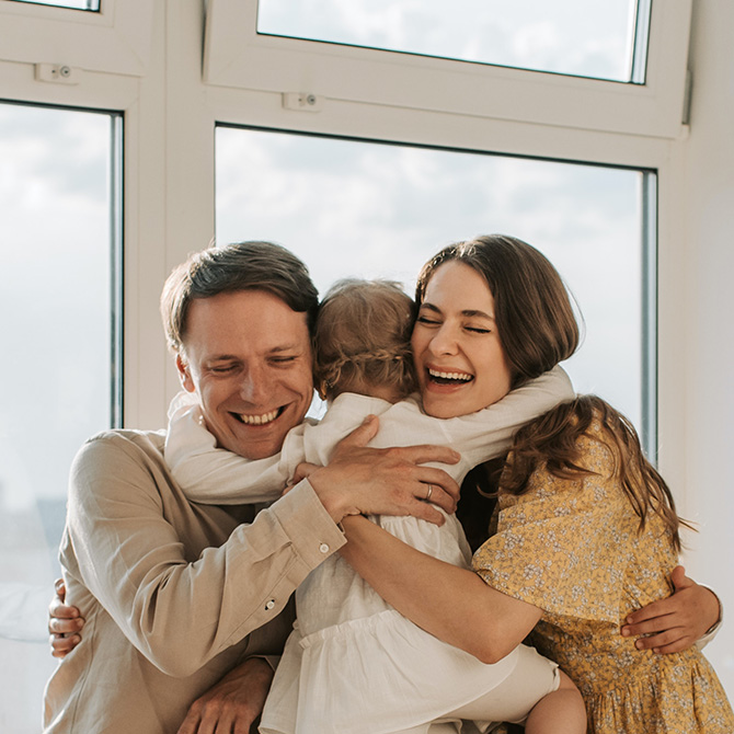 La imagen muestra a una familia feliz
