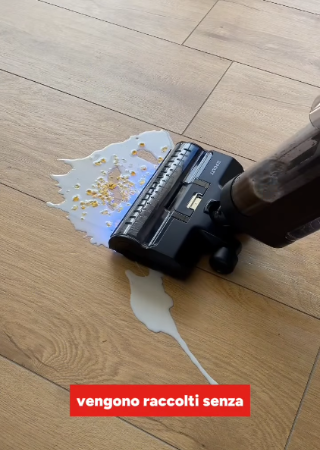 L'immagine mostra polti rollysteam che pulisce un pavimento