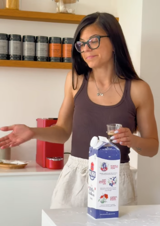 L'immagine mostra una ragazza con Polti Rollysteam