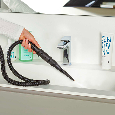 Pulitore a vapore portatile Polti: pulizia lavello e sanitari