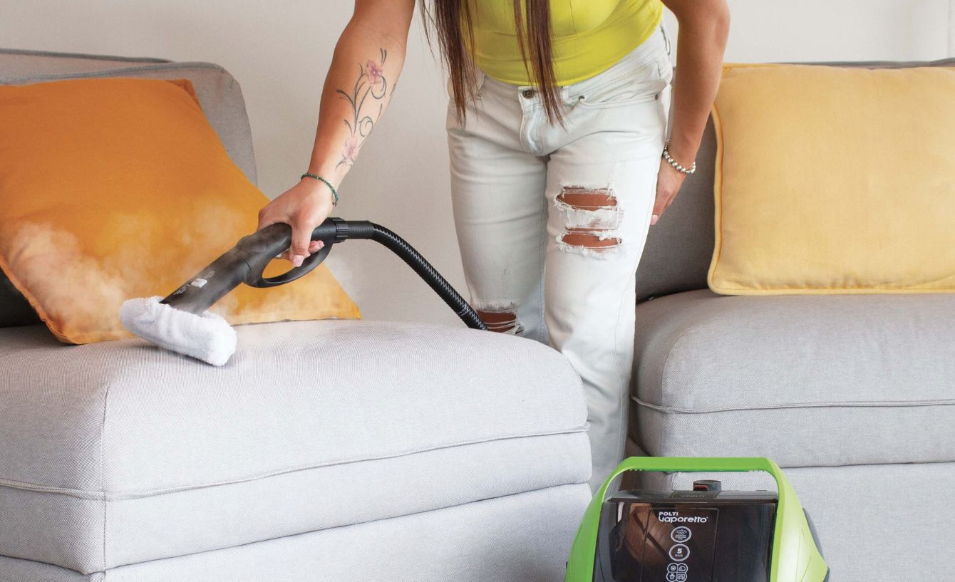 Como limpar sofá de tecido em casa: guia prático para remover manchas e deixá-lo como novo
