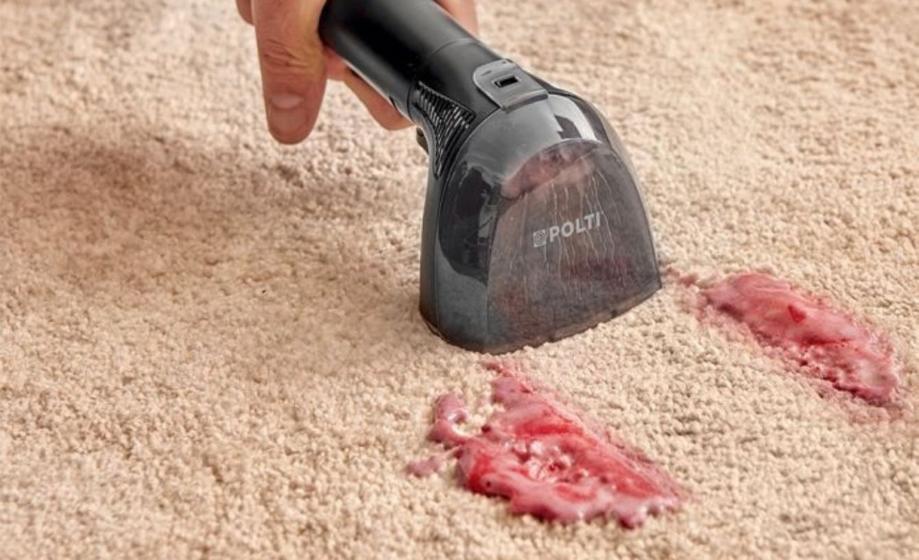 Come pulire la moquette: la guida completa con vapore e rimedi per ogni macchia